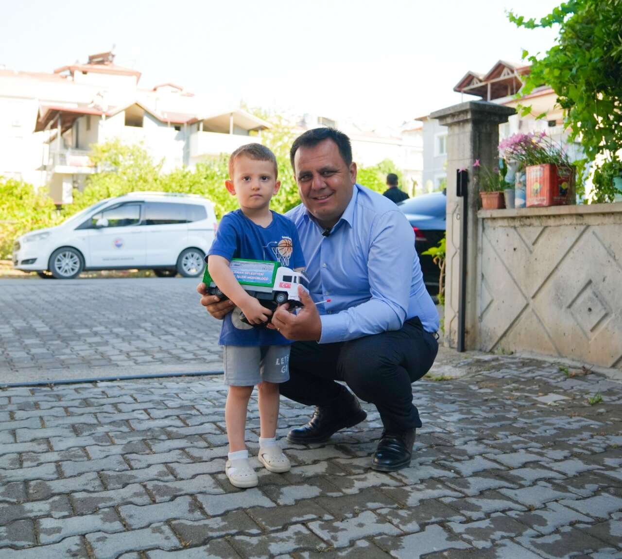 Dalaman'da Her Sabah Çöp Kamyonunu Selamlayan Minik Çağan'a Başkan Sezer Durmuş'tan Sürpriz 3